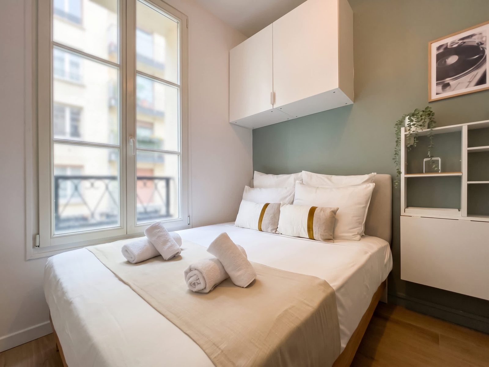 Chambre aux tons beiges et lumière naturelle