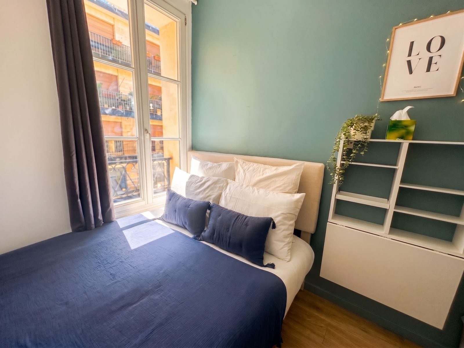 Chambre bleu marine ouvrant sur les toits