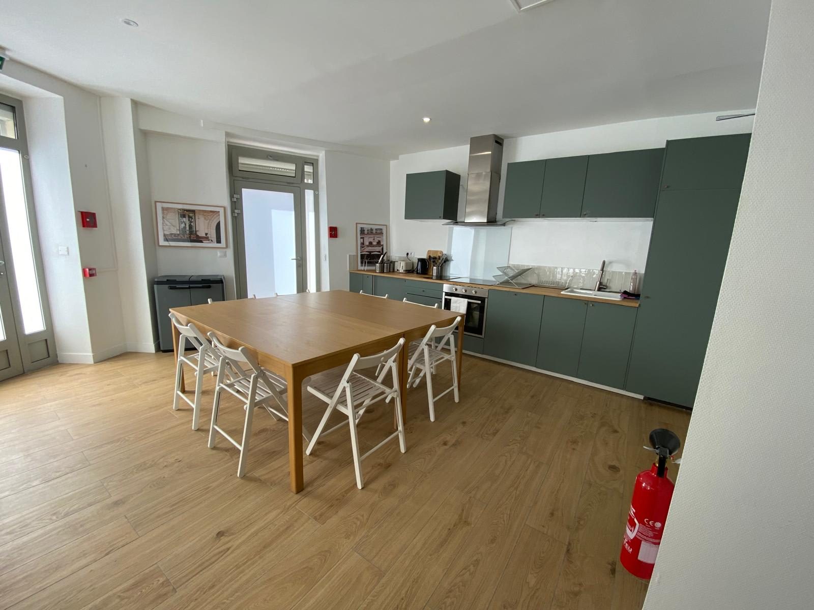 Cuisine commune, grande table en bois