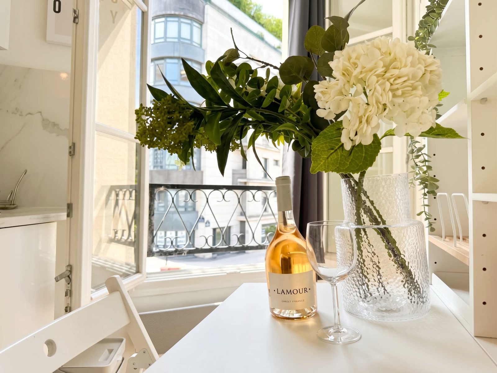 Fenêtre parisienne et bouquet de fleurs