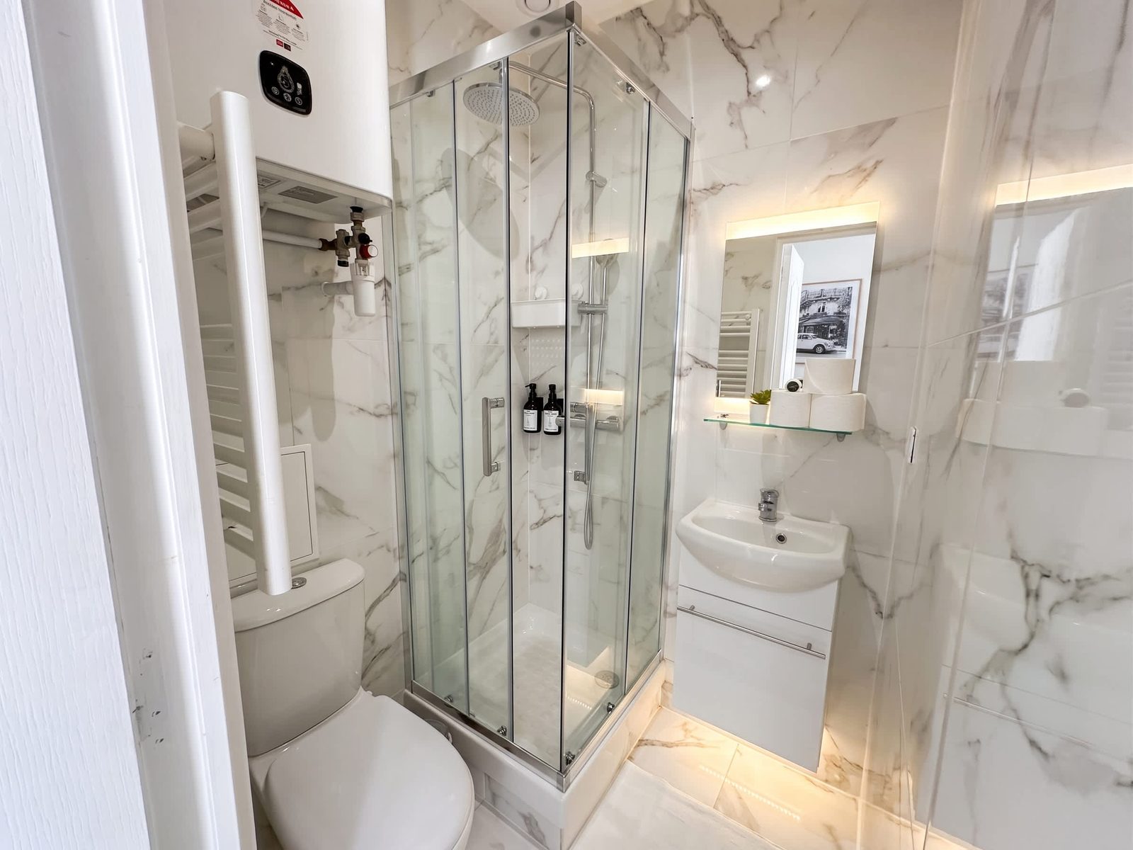 Salle de bain en marbre blanc avec douche