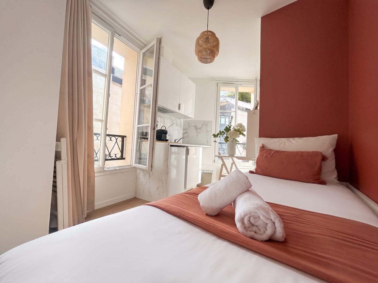 Chambre terracotta avec kitchenette